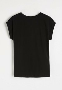 Czarna koszulka z krótkim rękawem i okrągłym dekoltem, o prostym wzorze i gładkiej fakturze. Widok z tyłu ukazuje czyste wykończenie bez ozdób.