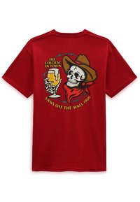 Camiseta de algodón roja con un gráfico de una calavera con un sombrero de vaquero sosteniendo una cerveza, con texto y elementos de diseño en alambre de púa.