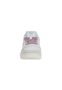 Sneaker bianco con accenti in suede grigio chiaro, suola in gomma testurizzata e lacci rosa peluche. Presenta un pannello con logo sulla linguetta.