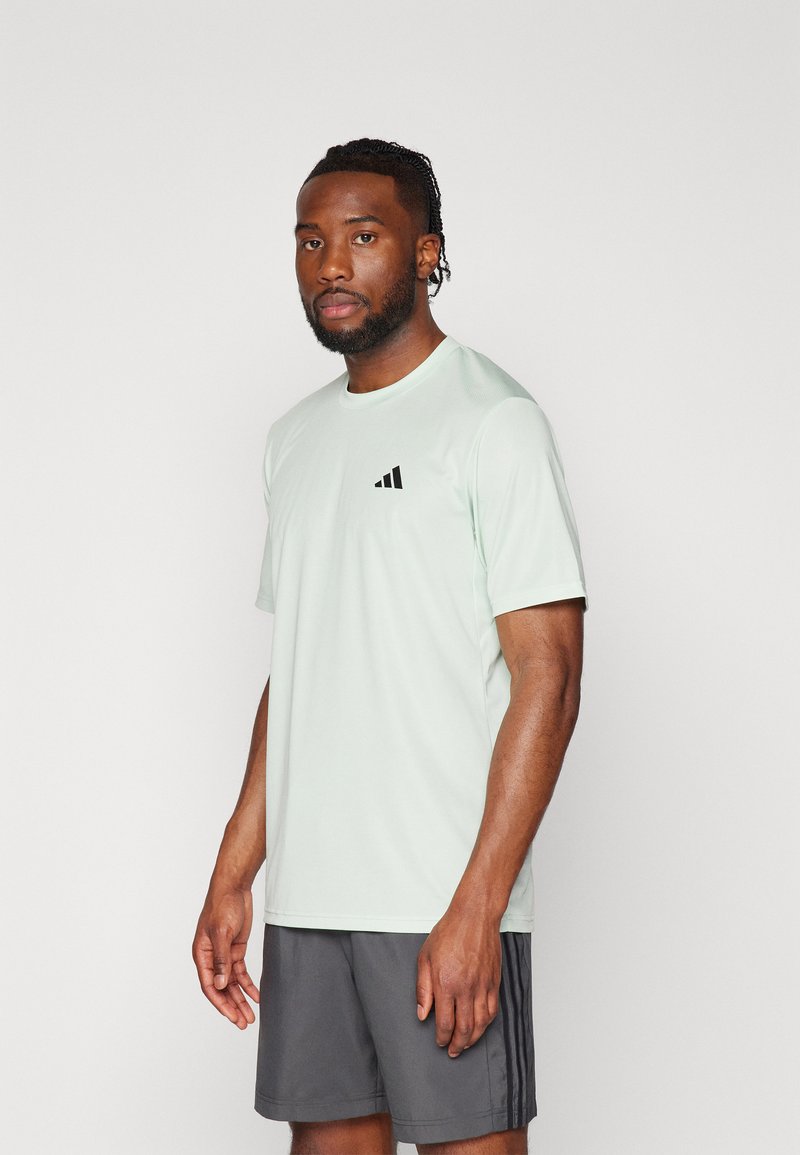 adidas Performance TRAIN ESSENTIALS - T-skjorte til trening - linen green/black