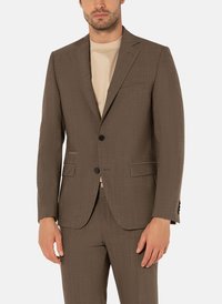 Bruine gestructureerde colbert met een geknipt revers, enkele knoopsluiting en twee voorzakken. Draag het over een beige ronde hals T-shirt.
