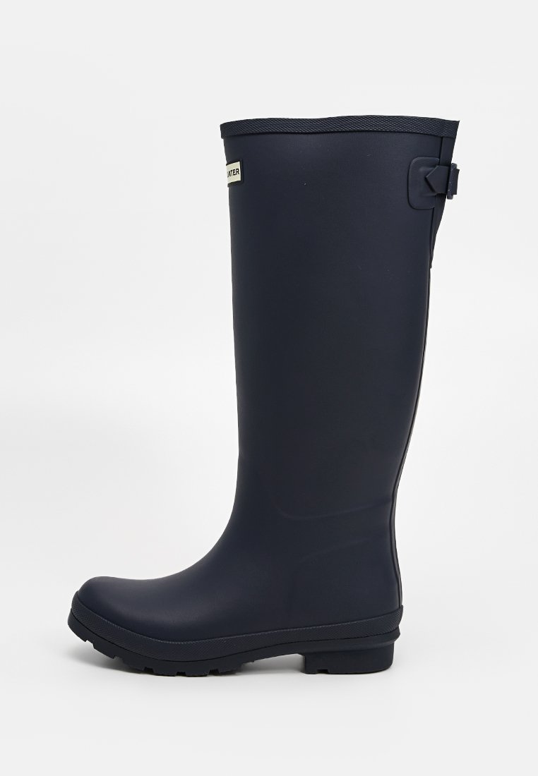 Marineblauer wasserdichter Gummistiefel mit runder Zehenpartie, strukturiertem Profil, verstellbarem Riemendetail und hohem Schaft, entworfen für nasse Bedingungen.