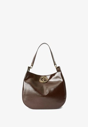 Geantă de mână din piele maro cu finisaj lucios, corp oval și un accent de logo auriu. Dispune de o singură curea pentru umăr.