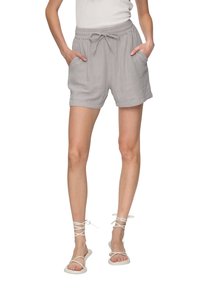 Shorts gris avec une taille élastique et un cordon de serrage. Tissu léger avec un aspect texturé. Comprend des poches latérales et une coupe décontractée.