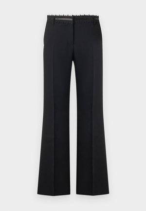 Pantalon flare noir sur mesure avec plis marqués à l'avant, bordure en dentelle à la taille et passants pour ceinture, présenté sur un fond clair.