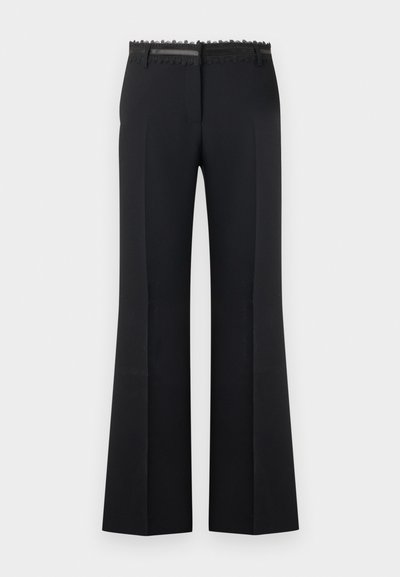 Μαύρο παντελόνι με φαρδιά γραμμή και ραφές στο μπροστινό μέρος, με δαντέλα στη μέση και θηλιές ζώνης, παρουσιάζεται σε ανοιχτό φόντο.