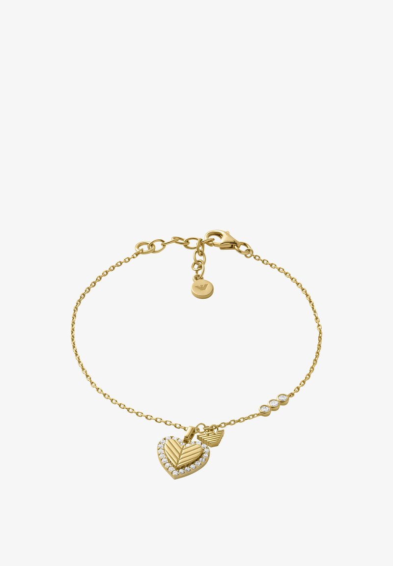 Pulsera de cadena de oro con un charm en forma de corazón adornado con gemas transparentes y un acento de un corazón más pequeño. Incluye un cierre de broche redondo.
