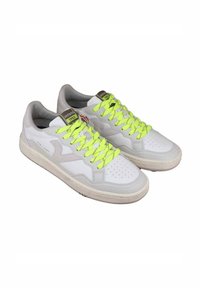 Sneaker bianche con lacci giallo fluorescente, tomaia in morbido cuoio, fori sulla parte anteriore, suola in gomma beige con texture e dettagli cuciti.