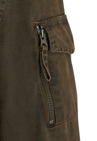 Olivenfarbene Stoff-Cargohosen mit einer seitlichen Reißverschlusstasche, zwei seitlichen Taschen und stabiler Naht. Strukturierter Baumwollstoff.