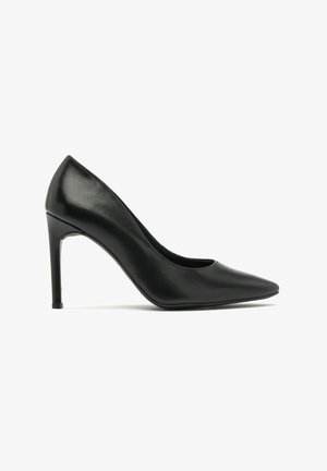 Zwarte leren hoge hak schoenen met een spitse neus en een strakke ontwerp, met een slanke stiletto hak en een gladde textuur.