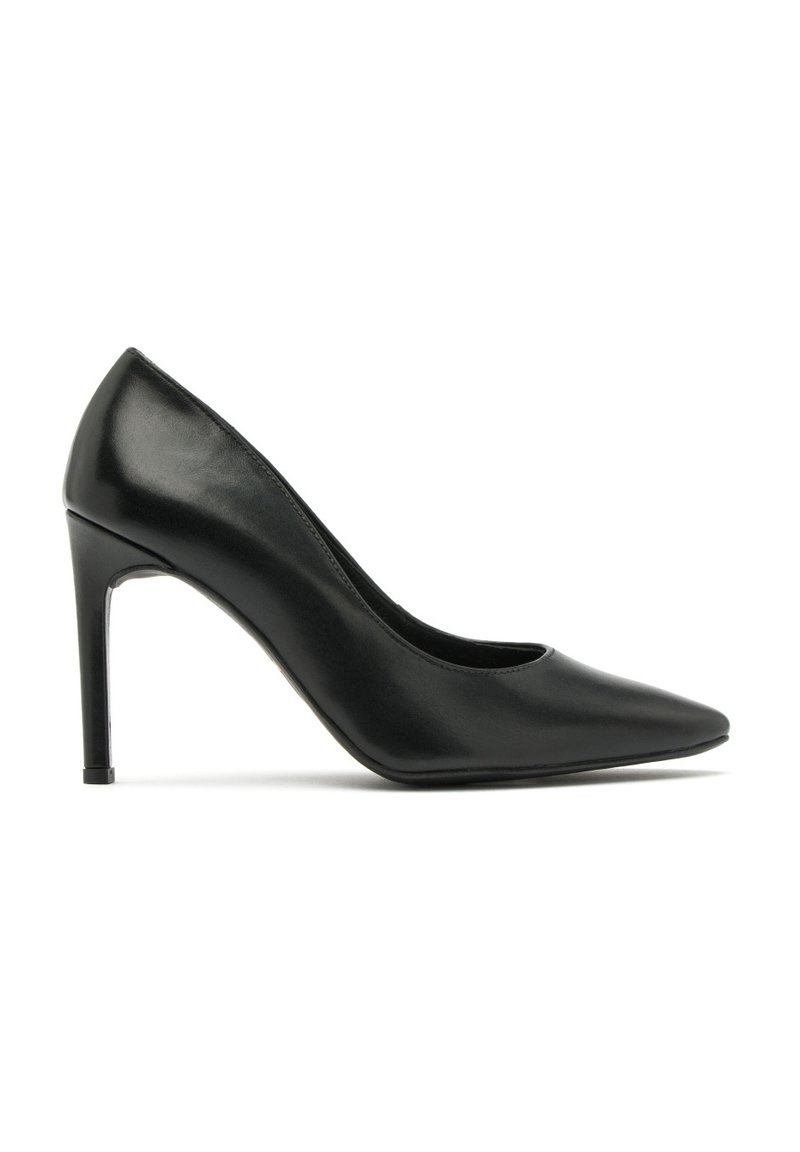 Čierna kožená vysoká topánka na opätku s špicatou špičkou a elegantným dizajnom, obsahujúca úzky stiletto opätok a hladkú textúru.