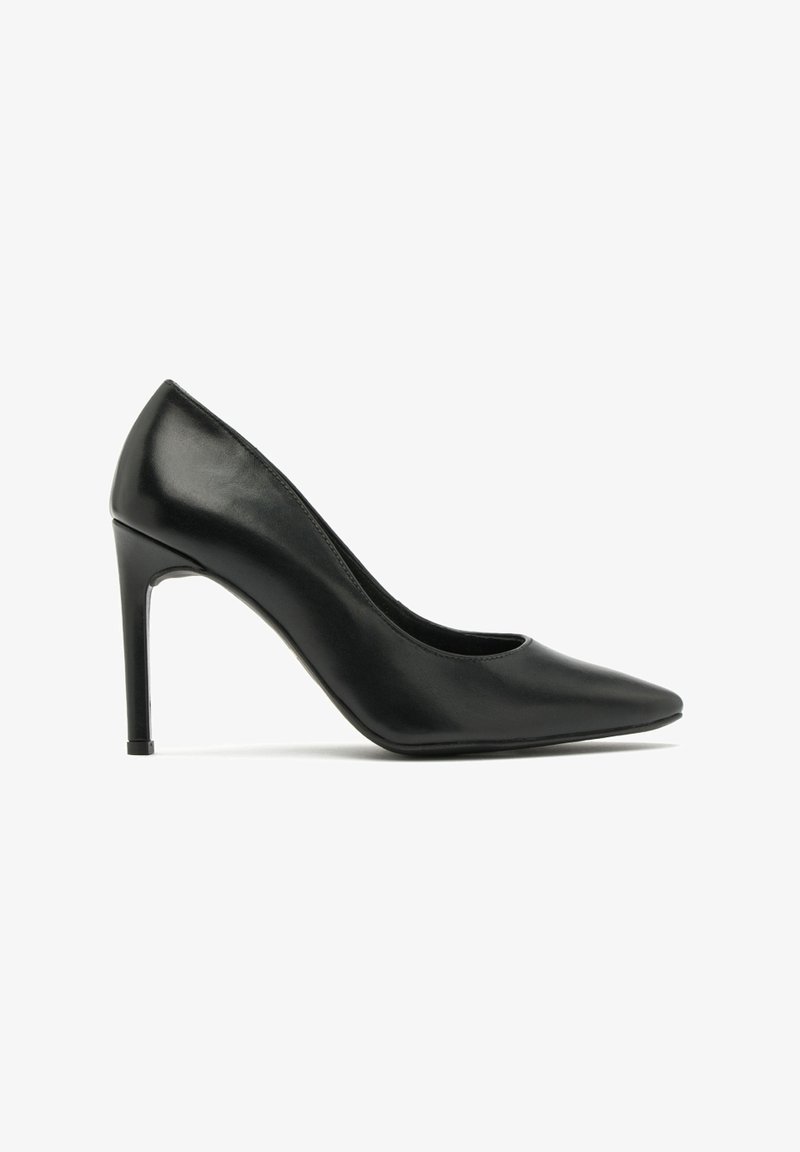 Črne usnjene čevlje z visoko peto, s koničastim nosom in elegantnim dizajnom, ki vključuje vitko stiletto peto in gladko teksturo.