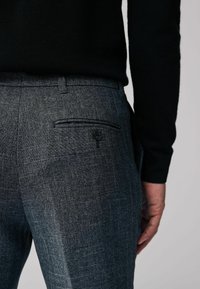 Sivi hlače prilagođenog kroja s strukturiranim uzorkom, s stražnjim džepom na dugme i slim fit dizajnom.
