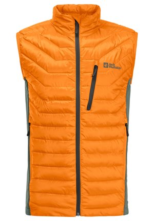 Pomarańczowa pikowana kamizelka bez rękawów z wysokim kołnierzem, centralnym czarnym zamkiem błyskawicznym, skośną kieszenią na piersi i logo Jack Wolfskin na górze po lewej stronie.