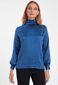 Blaues Satin-Oberteil mit langen Ärmeln und hohem Kragen, mit Raffung am Kragen und an den Manschetten sowie einer glatten, glänzenden Oberfläche.