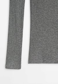 Manche de chemise en tissu tricoté côtelé gris à manches longues et ourlet latéral sur fond blanc.