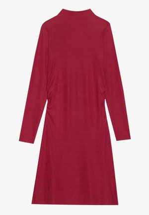 Vestido de manga larga, con relieve en un color rojo profundo, con cuello alto y detalles de fruncido a los lados, presentando un dobladillo recto y una textura suave.