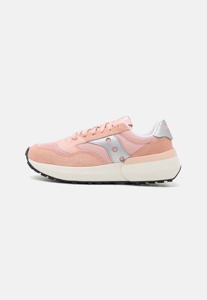 Sneaker in suede rosa e tessuto con accenti argentati, punta testurizzata e suola in gomma nera. Presenta una forma arrotondata e un design con lacci.