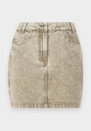 Khaki színű farmer szoknya texturált felülettel, öt zsebbel, elülső gombos záródással és varrott részletekkel a széleken.
