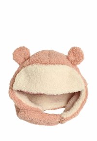 Roze fleece muts met witte voering, voorzien van afgeronde oortjes bovenop en een gebogen rand. Zachte textuur met lichte stiksel details.