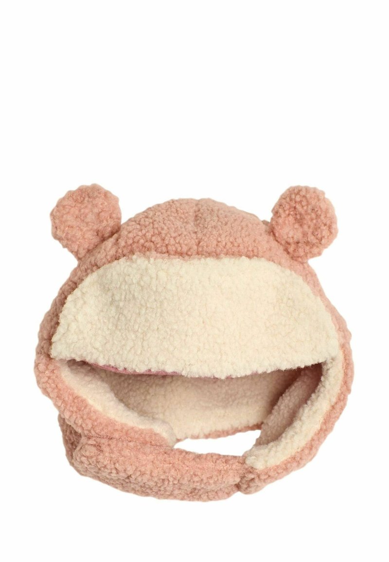 Roze fleece muts met witte voering, voorzien van afgeronde oortjes bovenop en een gebogen rand. Zachte textuur met lichte stiksel details.