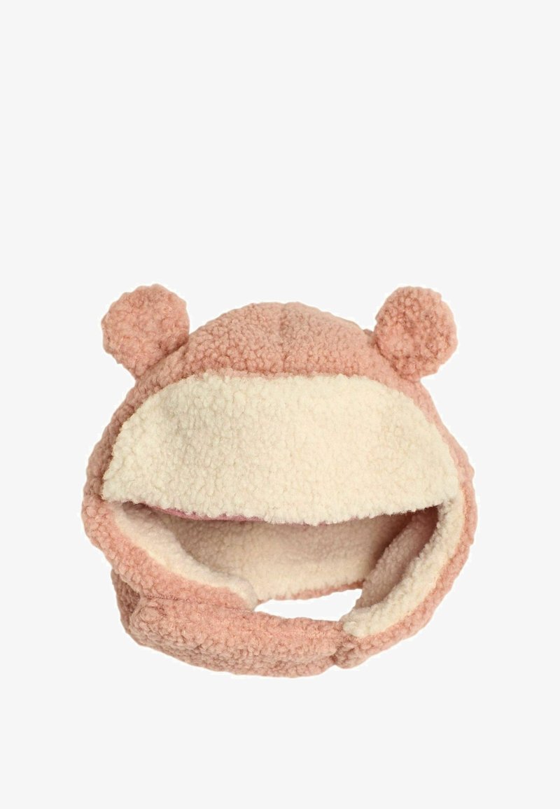 Căciulă roz din fleece cu căptușeală albă, având urechi rotunjite în vârf și o margine curbă. Textură moale cu detalii de cusătură ușoară.