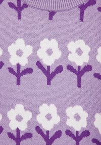 Pulover tricotat de culoare liliachiu, cu un model floral format din flori albe și tulpini violet. Textura este moale și uniformă, cu un decolteu rotund cu nervuri.
