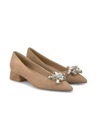 Décolleté in scamosciato beige con punta appuntita e tacco a blocco. Decorati con un gruppo di ornamenti trasparenti e dorati sulla parte anteriore.