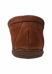 Bota de tobillo de ante marrón con parte superior redondeada, suela plana y detalle de costura visible. Textura suave y elementos de diseño minimalistas.