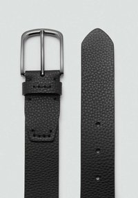 Schwarzer Leder-Gürtel mit strukturierter Oberfläche, ausgestattet mit einer rechteckigen Schnalle in Silberoptik und mehreren Löchern zur Anpassung.