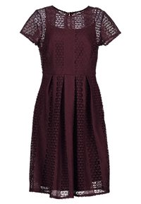 Bordeaux Spitzenkleid mit rundem Ausschnitt, kurzen Ärmeln und geometrischen Ausschnitten sowie einem schwingenden Rock.