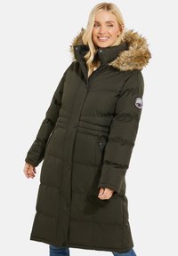 Cappotto imbottito verde oliva con cappuccio foderato in pelliccia, tasche con zip e chiusura a bottoni; presenta sezioni trapuntate orizzontali per l'isolamento.
