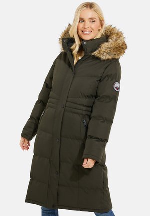 Olivengrüne Pufferjacke mit einer mit Fell gefütterten Kapuze, Reißverschlusstaschen und Knopfverschluss; mit horizontalen Steppnähten für die Isolierung.