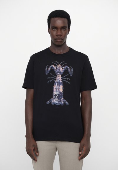 Tricou negru din bumbac cu un grafic detaliat de homar în nuanțe de albastru și violet, poziționat central pe partea din față.