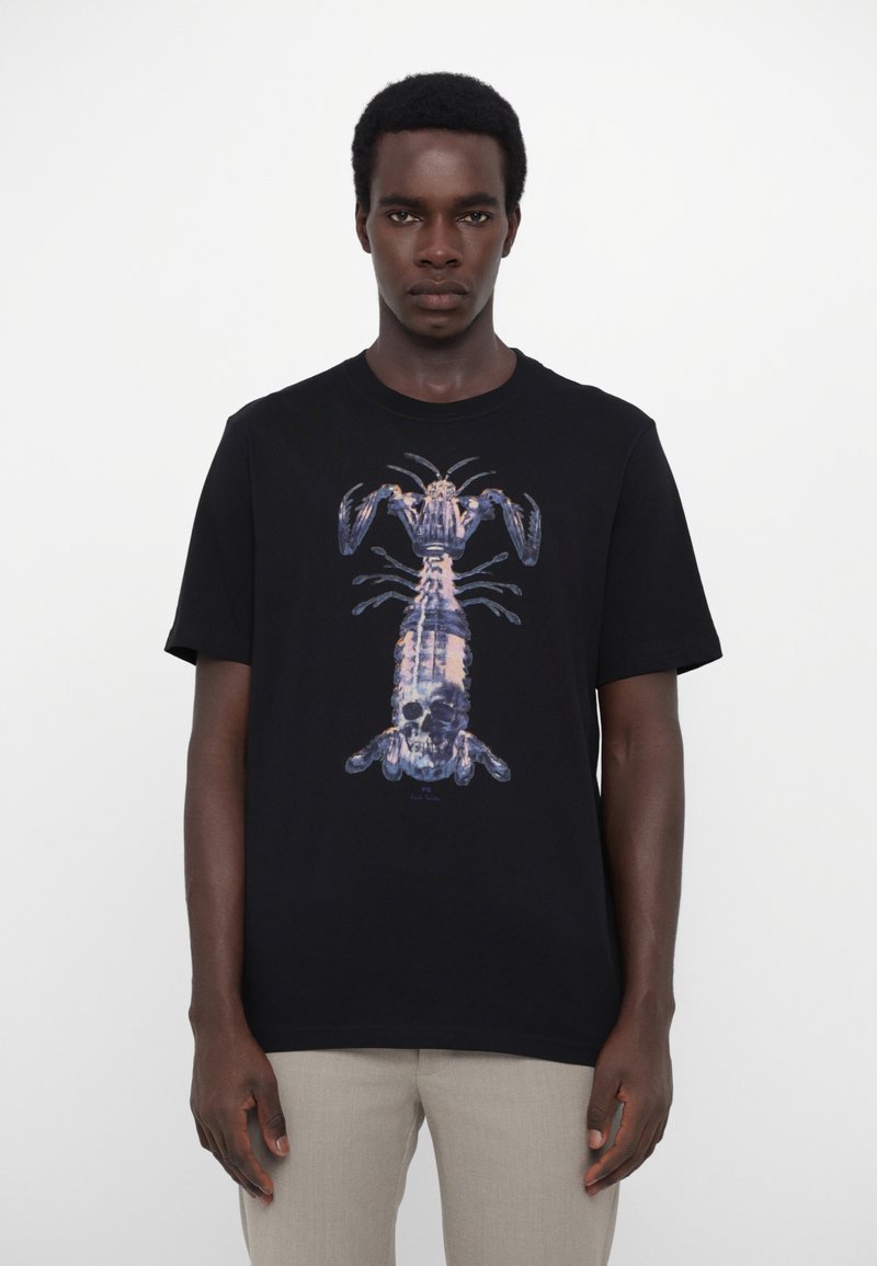 T-shirt en coton noir avec un graphisme détaillé de homard dans des nuances de bleu et de violet, positionné au centre sur le devant.