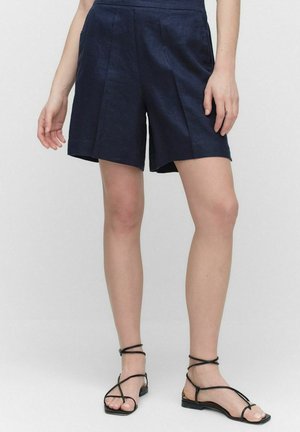 Shorts bleu marine en tissu léger, dotés de poches latérales, d'une coupe décontractée et de plis subtils pour une touche de détail.