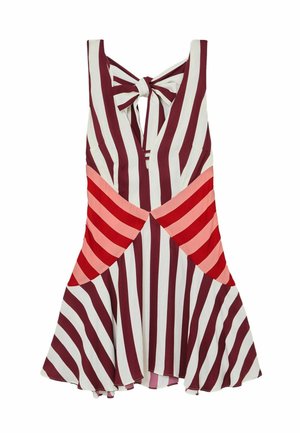 Obleka brez rokavov z navpičnimi bordo in belimi črtami, rožnatimi in rdečimi diagonalnimi črtami na pasu ter povezovalnim detajlom na izrezu ovratnika.