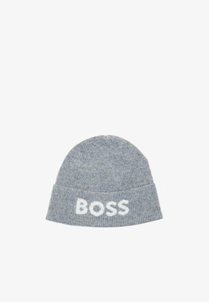 Berretto lavorato a maglia grigio con una texture morbida, caratterizzato da un bordo arrotolato e la parola "BOSS" in evidenza, stampata in lettere bianche.