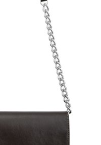 Borsa a mano in pelle marrone con una texture liscia e una tracolla in catena argentata. Presenta una forma rettangolare e dettagli di cucitura lungo i bordi.