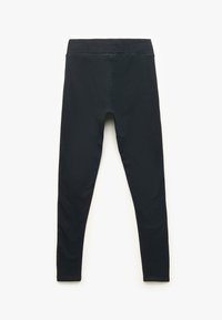 Zwarte legging gemaakt van een rekbaar materiaal, met een hoge taille en een gladde textuur, zonder verdere patronen of details.