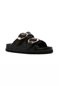 Sandales glissantes noires avec texture tissée, deux boucles ajustables et une semelle en caoutchouc épaisse. Les boucles présentent une finition métallique et des accents de design.