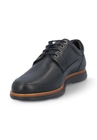 Zapato de cuero negro con puntera redondeada, diseño de cordones, acentos marrones en la suela y una textura suave. Presenta una construcción ligera.