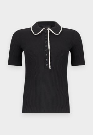 Melnā, ribota īsroku polo krekla ar baltu apmali apkārt apkaklei un pogu joslai, priekšpusē ar septiņām melnām pogām.