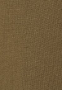Tissu tricoté vert olive avec une texture lisse et un motif côtelé subtil, couleur uniforme sans motifs ou embellissements visibles.