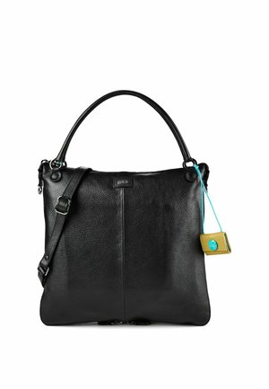 Borsa a mano in pelle nera testurizzata con due manici, una tracolla e un piccolo accessorio verde e blu attaccato.