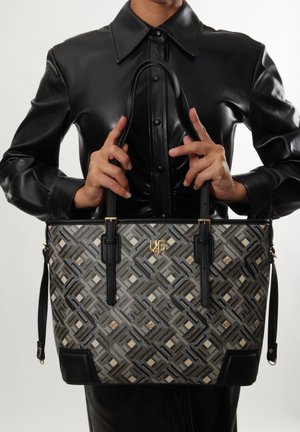 Borsa a spalla con motivo intrecciato in grigio, nero e oro. Dotata di dettagli in pelle nera e manici superiori. Logo dorato sul davanti.