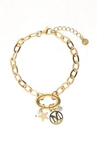 Pulsera de cadena metálica dorada con grandes eslabones, un centro ovalado y charms decorativos: estrella, perla, cristal y charm circular con logotipo.