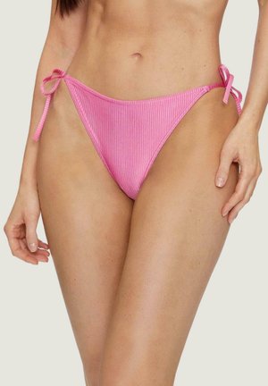 Perizoma rosa a costine con lacci laterali regolabili. Presenta un design a taglio alto e una consistenza liscia. La forma allungata esalta l'aspetto delle gambe.