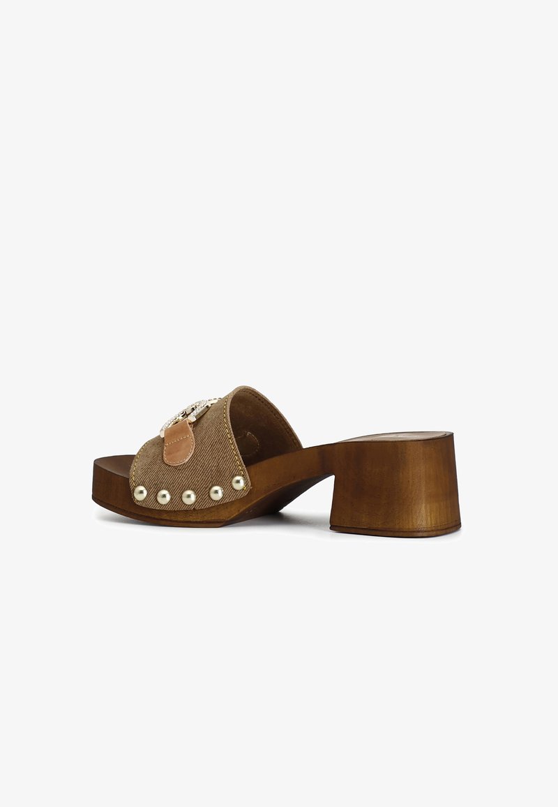Sandale à glissière en tissu marron avec un talon bloc en bois, ornée d'accents en perles et d'une sangle en cuir. La surface texturée ajoute du détail.