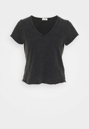 Černé tričko s krátkým rukávem a výstřihem do V, vyrobené z měkké tkaniny, s mírně opotřebovanými okraji a lemem pro uvolněný fit.